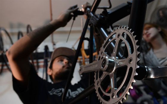 Mecánico ajustando la transmisión de una bicicleta